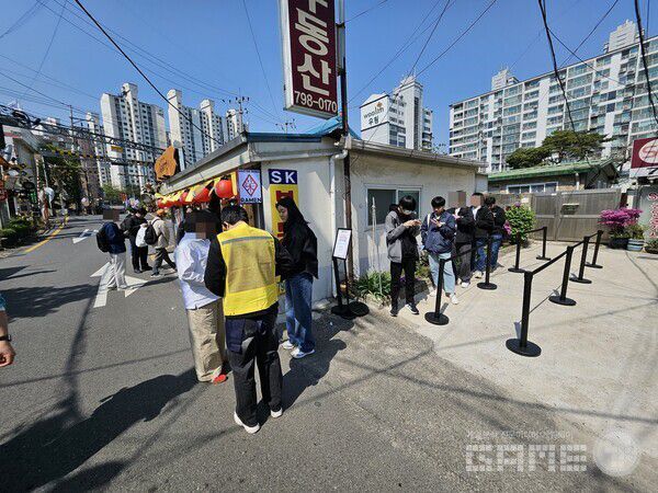 스태프의 안내에 따라 매장 우측의 장소에서 대기 후 입장할 수 있다 / 게임와이 촬영