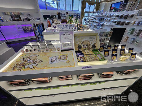 원신 PC 라운지에서는 일부 굿즈들의 실물과 얼박사 음료 세트를 맛볼 수 있다 / 게임와이 촬영