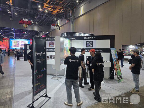 저 멀리 브롤스타즈 부스가 보인다.