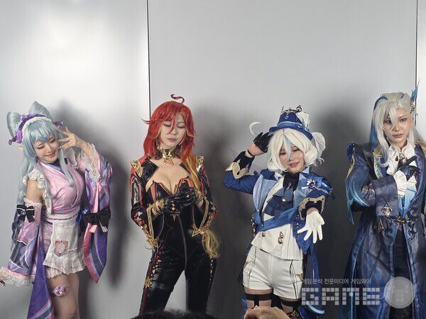 플레이엑스포에서 포즈를 취하고 있는 팀 에이크라운 /게임와이 촬영