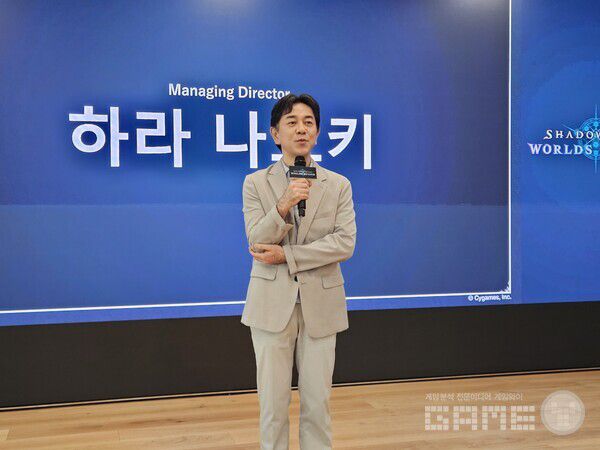 하라 나오키 디렉터가 무대에 올라 섀도우버스: 월즈 비욘드에 대해 설명했다 / 게임와이 촬영