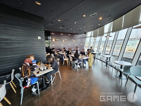 많은 이용자들이 카페에 방문해 이벤트를 즐기고 있었다 / 게임와이 촬영