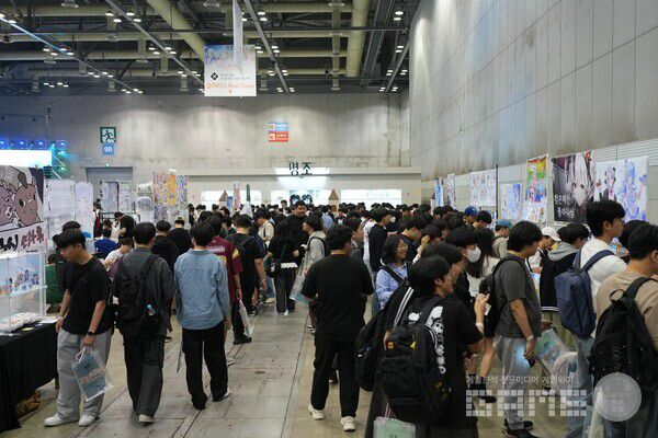 인기있는 작가들이 참여하다보니 2차 창작 부스에도 많은 사람이 모였다 / 게임와이 촬영