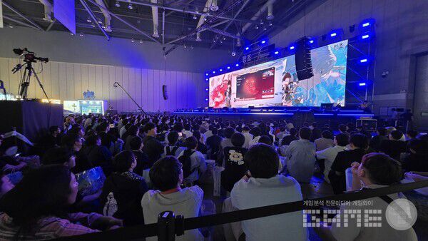 무대에서 진행되는 프리뷰 상영회를 보고 있는 이용자들의 모습 / 게임와이 촬영