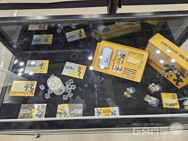 컴포즈 커피 컬래버 굿즈 세트의 모습 / 게임와이 촬영