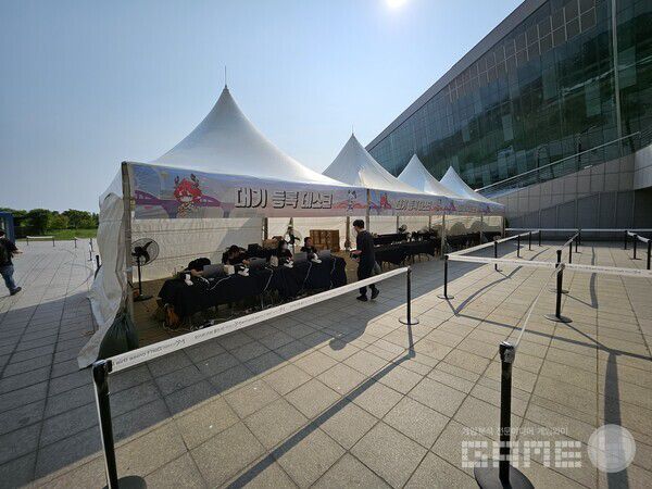 뒤쪽 스탠드에서 입장표와 팔찌를 받을 수 있다 / 게임와이 촬영