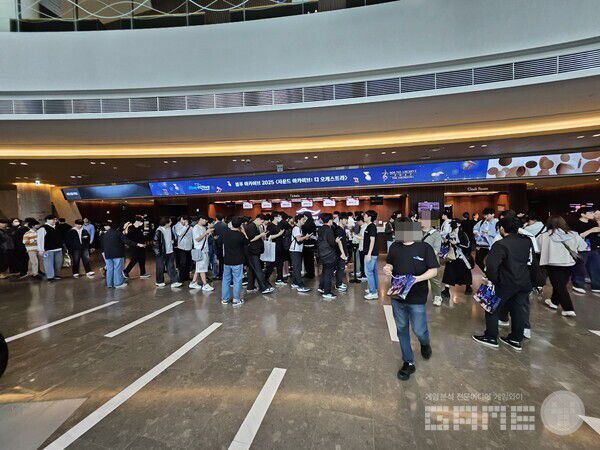 오케스트라가 시작되기 30분 전의 모습. 많은 사람들이 입장을 준비하고 있다 / 게임와이 촬영