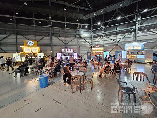 푸드트럭을 통해 간단히 식사도 즐길 수 있다 / 게임와이 촬영