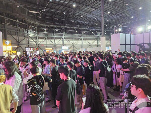 일부 무대 프로그램은 인원이 정혀져 있어 이용자들이 무대 앞에서 대기하는 모습을 볼 수 있었다 / 게임와이 촬영