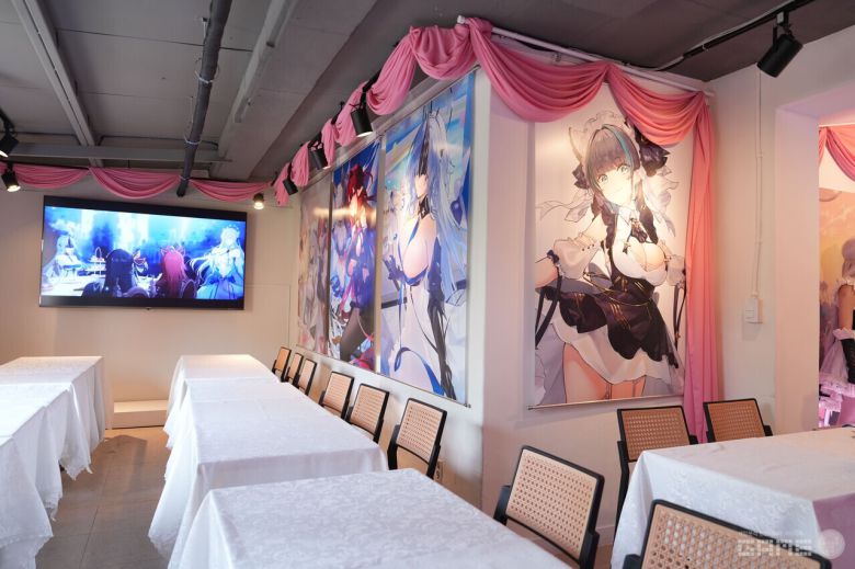 2층 메이드 카페 내부의 모습. 벽람항로의 PV 영상과 일러스트들이 전시되어 있다 / 게임와이 촬영