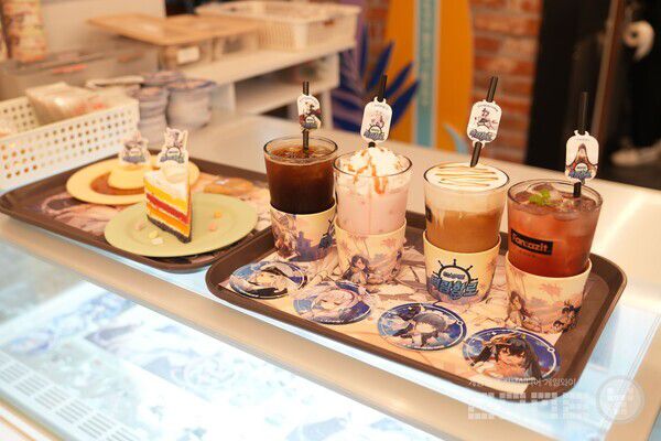 컬래버 메뉴 구매시 10종의 코스터와 스티커를 랜덤으로 받을 수 있다 / 게임와이 촬영