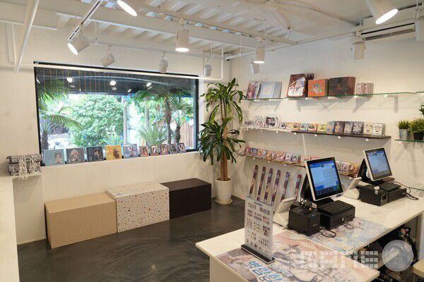 1층 내부에 마련된 굿즈존의 모습 / 게임와이 촬영