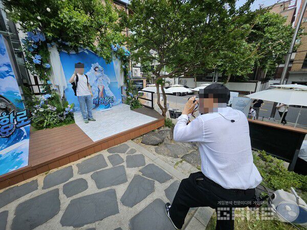 포토존에서 폴라로이드 카메라로 사진을 찍어줘 추억을 남길 수 있었다 / 게임와이 촬영