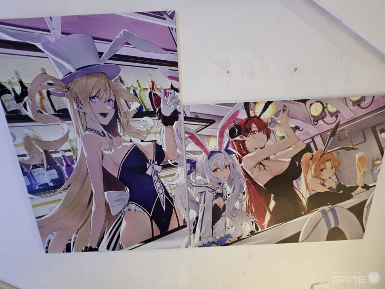 2층으로 올라가는 계단에는 게임 내 일러스트가 전시되어 있다 / 게임와이 촬영