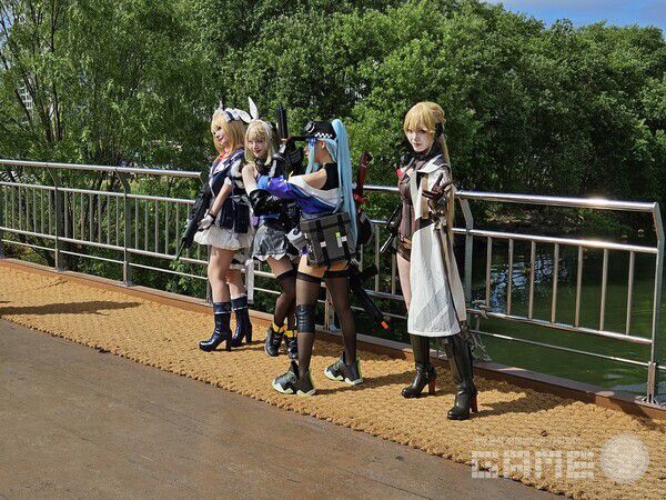 아침부터 기다리는 이용자들을 위해 코스어들이 짧은 포토 타임을 만들어줬다 / 게임와이 촬영