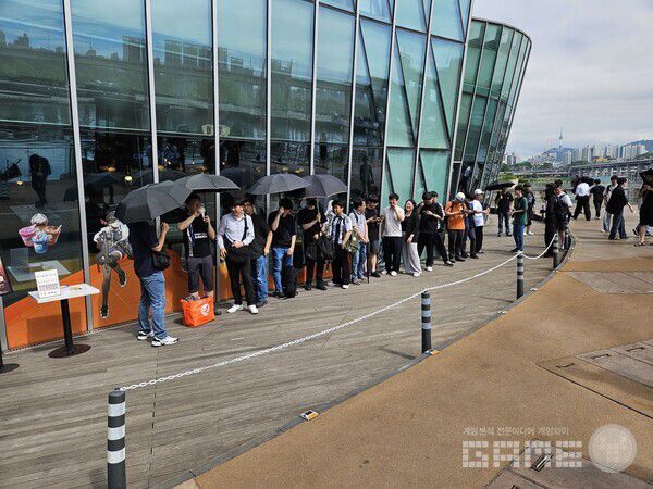 정확히 예약 순번대로 줄을 세운 후 굿즈존에 입장시켰다 / 게임와이 촬영
