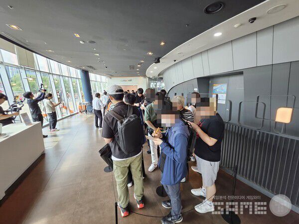 기다림끝에 입장한만큼 굿즈샵 인기는 뜨거웠다 / 게임와이 촬영