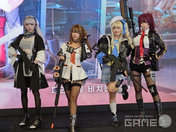 시간에 맞춰 중앙 무대에 코스어들이 방문해 포토 타임을 가졌다 / 게임와이 촬영