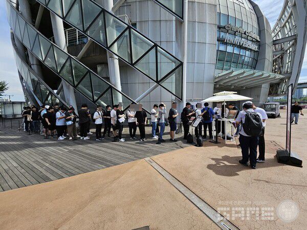 내부 인원수 유지를 위해 예약을 확인한 후 본부 내부로 입장시켰다 / 게임와이 촬영