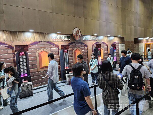 망치로 모루 세게 내려찍기! / 게임와이 촬영