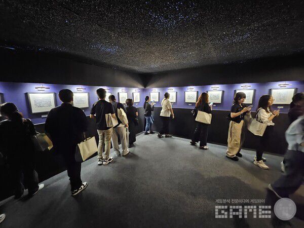 다양한 일러스트가 전시되어 있던만큼 이용자들도 하나하나 관람하는 모습을 보였다 / 게임와이 촬영