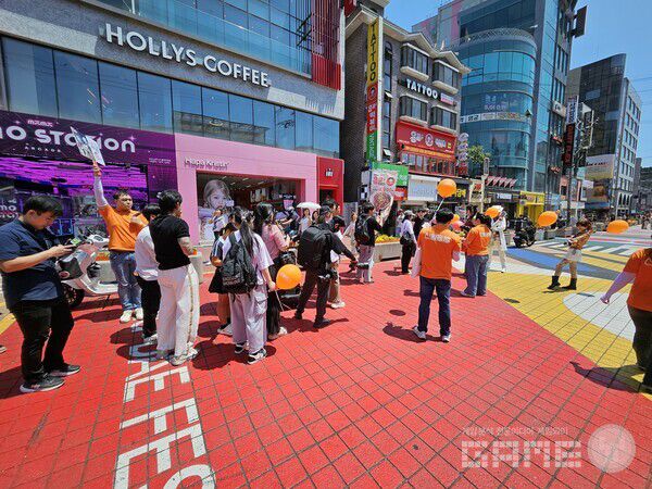 오후 1시부터 양쪽으로 나뉘어 행사가 본격적으로 시작됐는데, 이미 대기열이 형성되어 있었다 / 게임와이 촬영