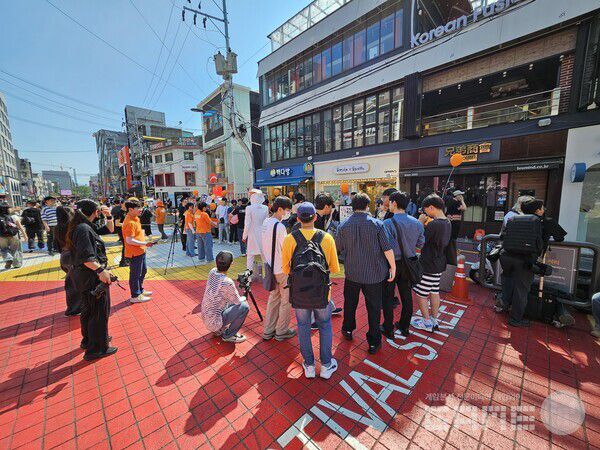 홍대 거리를 지나가던 이용자들도 행사에 합류하는 모습을 볼 수 있었다 / 게임와이 촬영