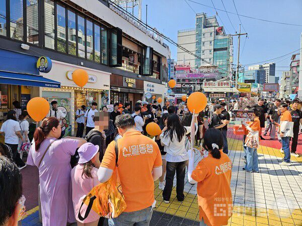 주황색의 티셔츠와 풍선으로 이용자들의 시선을 제대로 끌었다 / 게임와이 촬영