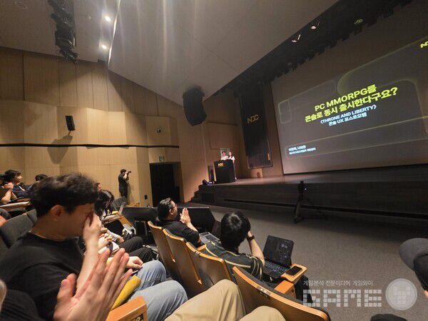 퍼스트스파크게임즈의 나태현씨와 이현희씨가 발표한 콘솔 UX 포스트모템 세션. 의외로 어려운 주제임에도 불구하고 넥슨 1994홀을 꽉 채운 참가자들 /게임와이 촬영