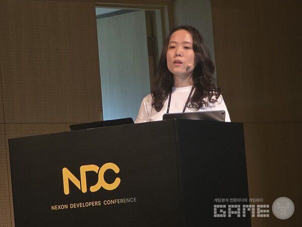 콘솔 UX 포스트모템 세션을 진행 중인 퍼스트스파크게임즈 이현희씨