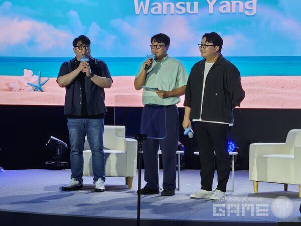 오후 3시부터 무대에 장제석 총괄과 양완수 실장이 올라 검은사막의 업데이트 내용을 소개했다 / 게임와이 촬영