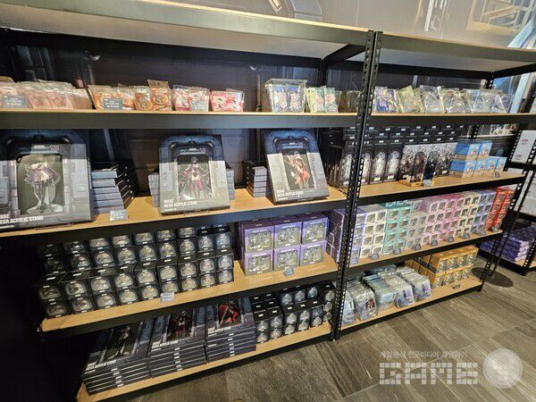 퍼즐, 아크릴 등 기본적인 게임 행사에서 구매할 수 있는 대부분의 굿즈가 준비되어 있었다 / 게임와이 촬영