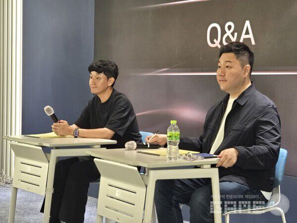 (왼쪽부터) 스마일게이트 메가포트 한재영 이사, 엔엑스쓰리게임즈 김효재 PD / 게임와이 촬영