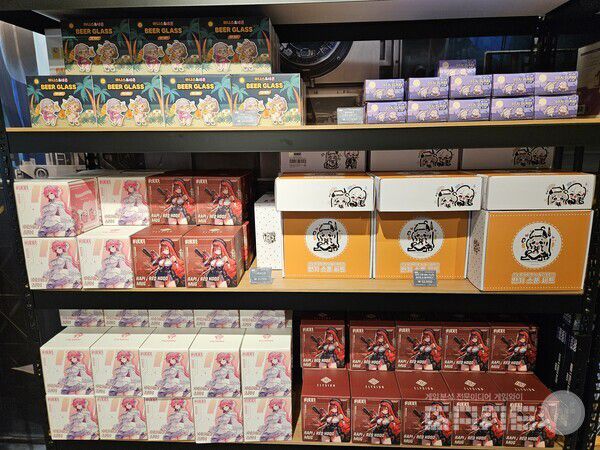 머그컵, 라면 그릇 등 실생활에서 쓸 수 있는 굿즈도 가득 / 게임와이 촬영