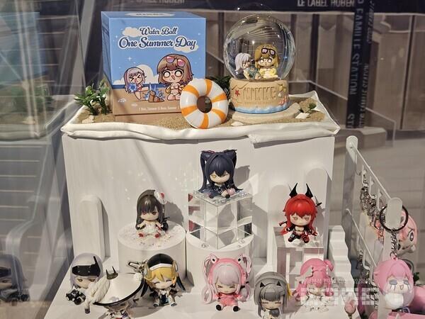 도로롱 관련 굿즈와 미니 피규어를 시작으로 / 게임와이 촬영