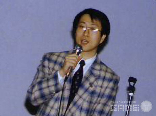 기자가 현장에서 전달해 준 1990년대 홍 회장의 사진 /게임와이 촬영