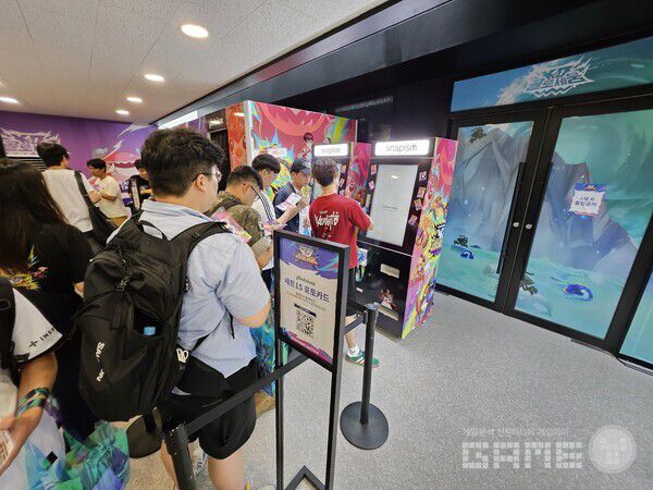 K.O 콜로세움의 포토카드도 받을 수 있어 많은 이용자들이 방문했다 / 게임와이 촬영