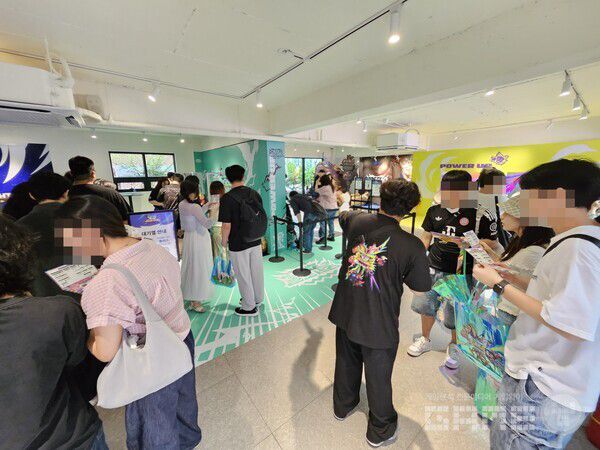 1층에는 다양한 체험형 프로그램들이 준비되어 있어 대기열이 긴 편이다 / 게임와이 촬영