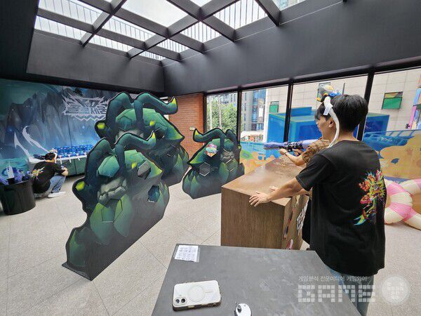 3층에서는 바위게를 물총으로 맞춰 시너지를 보는 미니게임이 준비되어 있다 / 게임와이 촬영