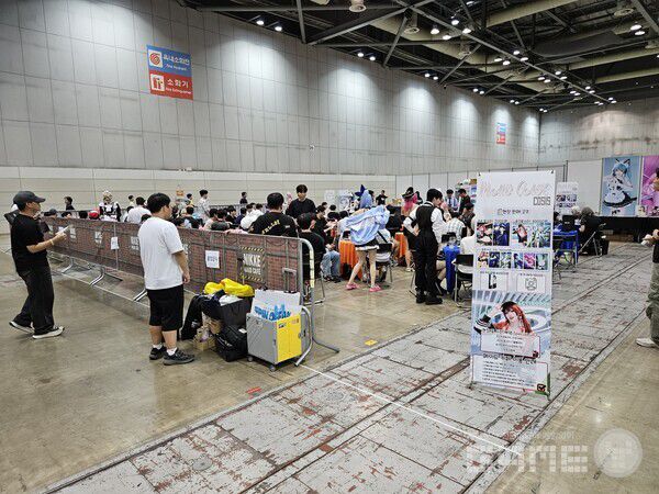 가장 많은 이용자들의 관심을 받은 부스는 COSIS의 니케 메이드 카페 부스 / 게임와이 촬영