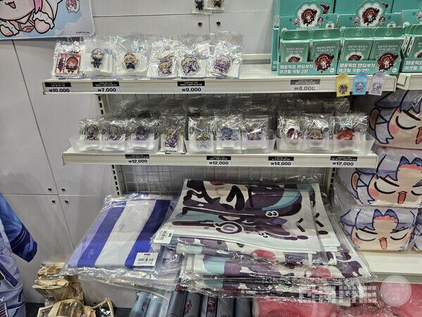 피규어말고도 다양한 굿즈도 판매된다 / 게임와이 촬영