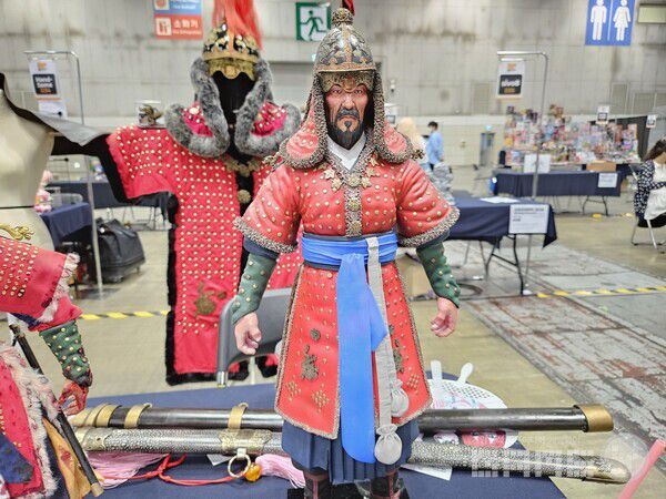 걸음을 멈출 수 밖에 없었던 이순신 장군 피규어 / 게임와이 촬영