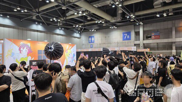 포토존에 인기 코스어가 등장할때는 이동하기가 어려울 정도 였다 / 게임와이 촬영