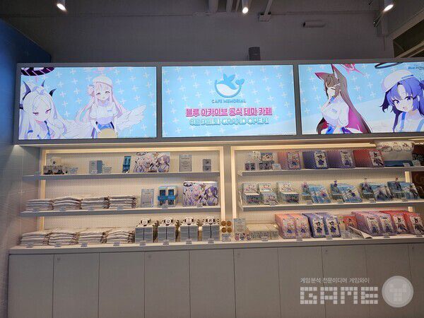 카페 우측에는 굿즈를 구매할 수 있는 팝업스토어가 존재한다 / 게임와이 촬영