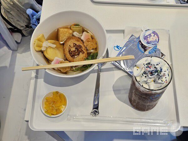 기자가 주문한 것은 와카모 우동. 정말 스탠다드한 맛이라 호불호가 느껴질 것 같지 않았다 / 게임와이 촬영