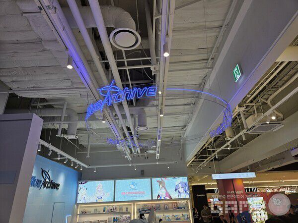 카페 중앙 로고도 헤일로 느낌으로 전시해 감성을 더했다 / 게임와이 촬영