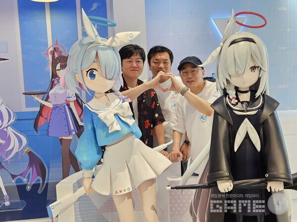 방문객들에게 사진 탬플릿을 남기고 가는 개발진들 / 게임와이 촬영