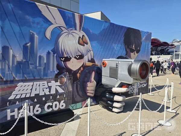 TGS 입구에서 독특한 구조물로 관심을 끄는 무한대/게임와이 촬영