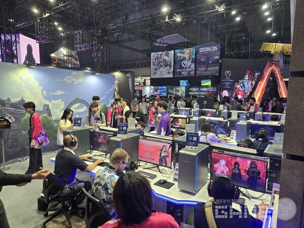 스마일게이트 부스 '미래시' 시연 현장 / 게임와이 촬영