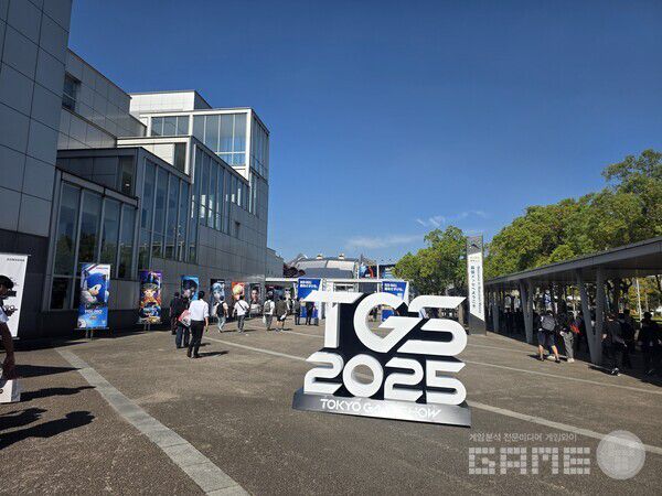 TGS 입구에서 독특한 구조물로 관심을 끄는 무한대/게임와이 촬영